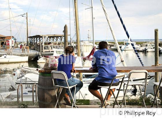 DEGUSTATION D' HUITRES , PORT OSTREICOLE D'  ANDERNOS-LES-BAINS, BASSIN D' ARCACHON, GIRONDE. (33F32617.jpg)