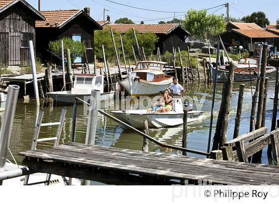 PORT OSTREICOLE DU CANAL-EST, OSTREICULTURE, GUJAN-MESTRAS, BASSIN D' ARCACHON, GIRONDE. (33F33312.jpg)