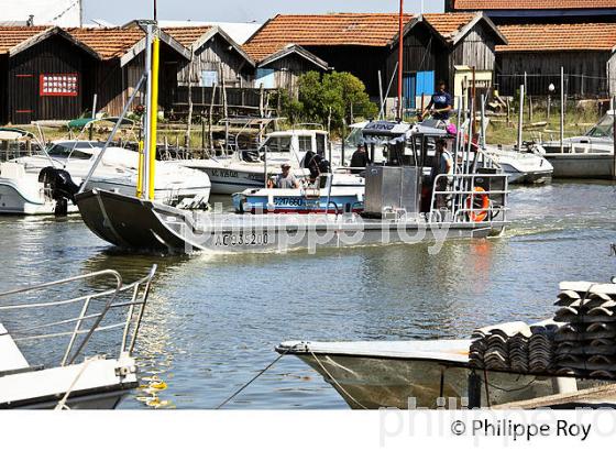 PORT OSTREICOLE DU CANAL-EST, OSTREICULTURE, GUJAN-MESTRAS, BASSIN D' ARCACHON, GIRONDE. (33F33313.jpg)