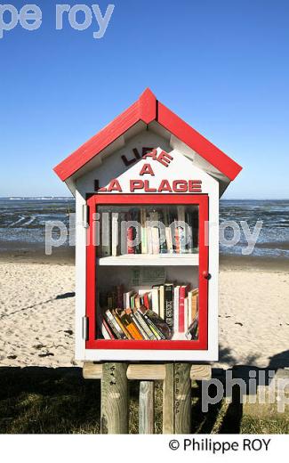 LIRE A LA PLAGE, BOITE A LIVRE, TAUSSAT, BASSIN D' ARCACHON, GIRONDE. (33F33424.jpg)