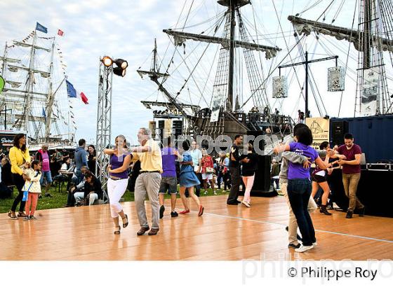 PISTE DE DANSE  ET VIEUX GREEMENT,  BORDEAUX FETE LE VIN. (33F33618.jpg)