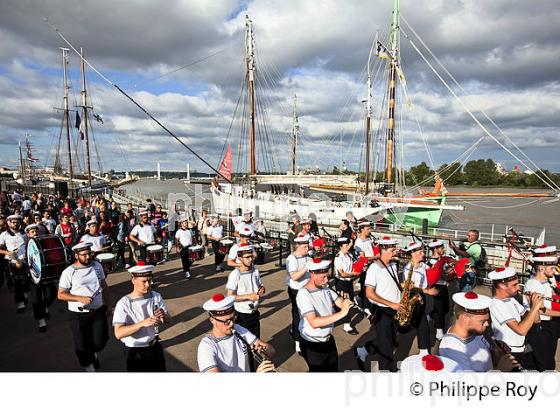 CORTEGE DES EQUIPAGES DES GRANDS VOILIERS,   BORDEAUX FETE LE VIN . (33F33622.jpg)