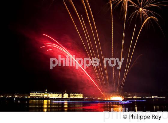 FEU D' ARTIFICE SUR LA GARONNE, BORDEAUX FETE LE VIN. (33F33632.jpg)