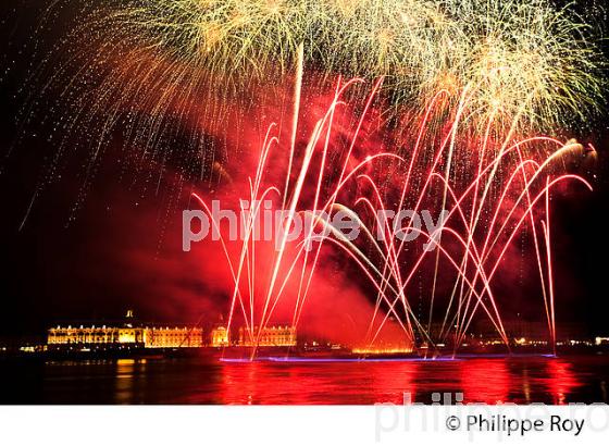 FEU D' ARTIFICE SUR LA GARONNE, BORDEAUX FETE LE VIN. (33F33633.jpg)