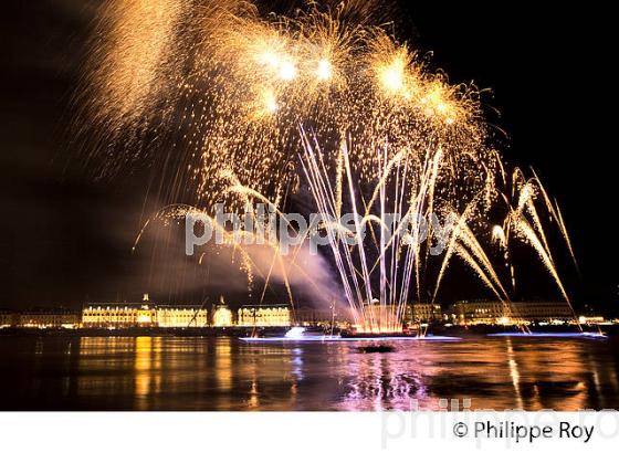 FEU D' ARTIFICE SUR LA GARONNE, BORDEAUX FETE LE VIN. (33F33634.jpg)