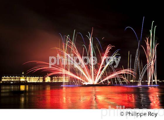 FEU D' ARTIFICE SUR LA GARONNE, BORDEAUX FETE LE VIN. (33F33635.jpg)