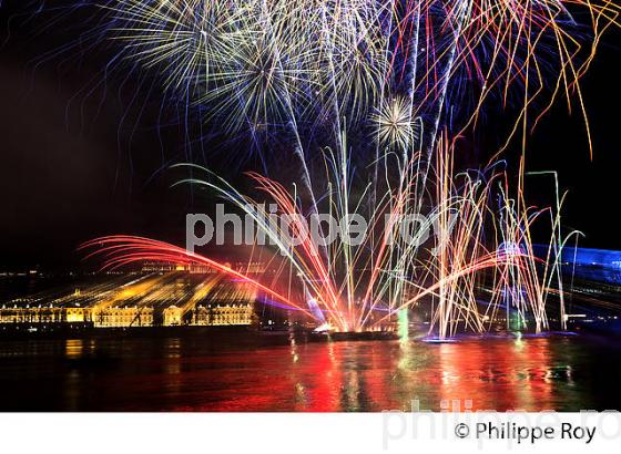 FEU D' ARTIFICE SUR LA GARONNE, BORDEAUX FETE LE VIN. (33F33636.jpg)