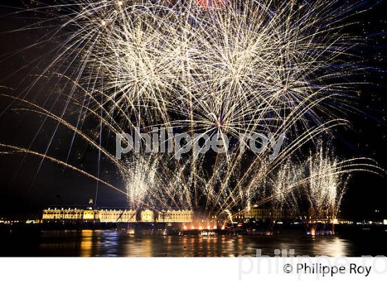 FEU D' ARTIFICE SUR LA GARONNE, BORDEAUX FETE LE VIN. (33F33637.jpg)