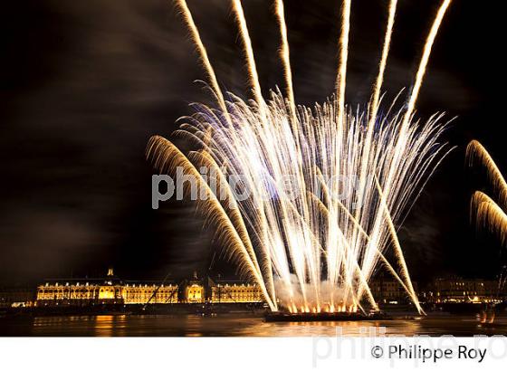 FEU D' ARTIFICE SUR LA GARONNE, BORDEAUX FETE LE VIN. (33F33638.jpg)