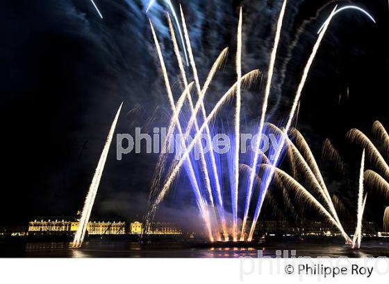 FEU D' ARTIFICE SUR LA GARONNE, BORDEAUX FETE LE VIN. (33F33639.jpg)