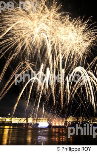 FEU D' ARTIFICE SUR LA GARONNE, BORDEAUX FETE LE VIN. (33F33640.jpg)