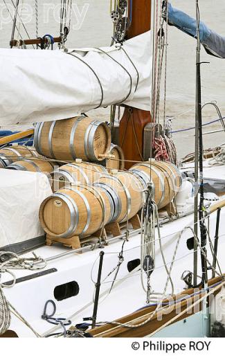 TRANSPORT BARRIQUES DE VIN, GRANDS VOILIERS DANS  LE PORT DE LA LUNE,    BORDEAUX FETE LE VIN (33F33702.jpg)