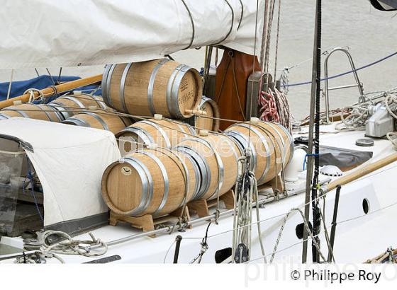 TRANSPORT BARRIQUES DE VIN, GRANDS VOILIERS DANS  LE PORT DE LA LUNE,    BORDEAUX FETE LE VIN (33F33703.jpg)