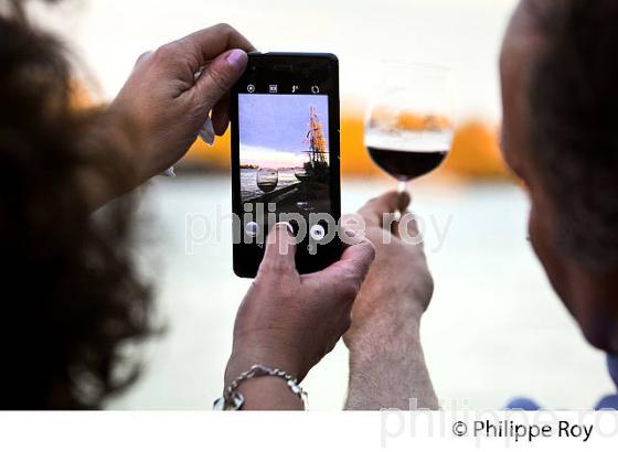 DEGUSTATION  DE VIN , FETE DU VIN , BORDEAUX , GIRONDE. (33F33713.jpg)