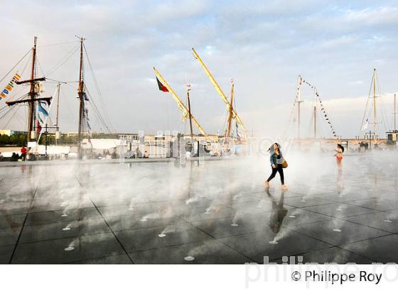 LE MIROIR D' EAU ET VOILIER, VIEUX GREEMENT A QUAI, BORDEAUX FETE LE VIN. (33F33733.jpg)