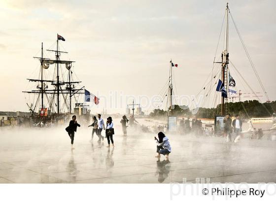 LE MIROIR D' EAU ET VOILIER, VIEUX GREEMENT A QUAI, BORDEAUX FETE LE VIN. (33F33734.jpg)