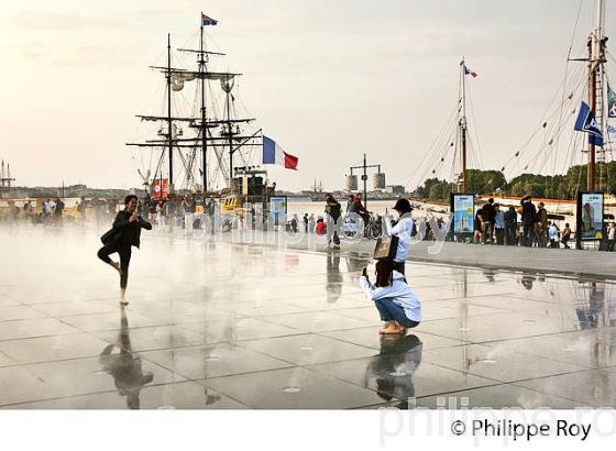 LE MIROIR D' EAU ET VOILIER, VIEUX GREEMENT A QUAI, BORDEAUX FETE LE VIN. (33F33735.jpg)