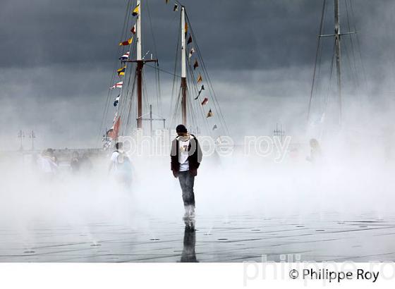 LE MIROIR D' EAU ET VOILIER, VIEUX GREEMENT A QUAI, BORDEAUX FETE LE VIN. (33F33736.jpg)