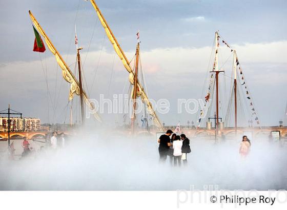 LE MIROIR D' EAU ET VOILIER, VIEUX GREEMENT A QUAI, BORDEAUX FETE LE VIN. (33F33738.jpg)