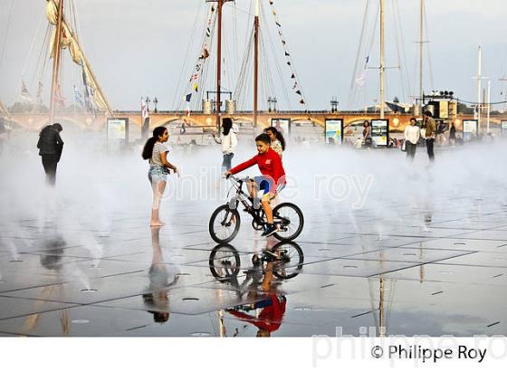 LE MIROIR D' EAU ET VOILIER, VIEUX GREEMENT A QUAI, BORDEAUX FETE LE VIN. (33F33739.jpg)