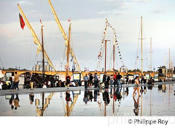 LE MIROIR D' EAU ET VOILIER, VIEUX GREEMENT A QUAI, BORDEAUX FETE LE VIN. (33F33740.jpg)