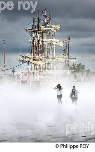 LE MIROIR D' EAU ET VOILIER, VIEUX GREEMENT A QUAI, BORDEAUX FETE LE VIN. (33F33804.jpg)