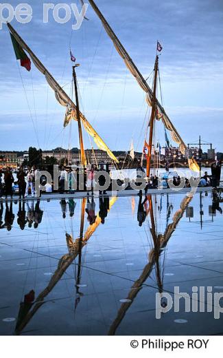 LE MIROIR D' EAU ET VOILIER, VIEUX GREEMENT A QUAI, BORDEAUX FETE LE VIN. (33F33807.jpg)