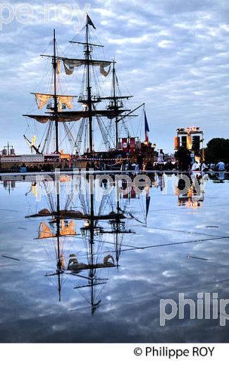 LE MIROIR D' EAU ET VOILIER, VIEUX GREEMENT A QUAI, BORDEAUX FETE LE VIN. (33F33808.jpg)