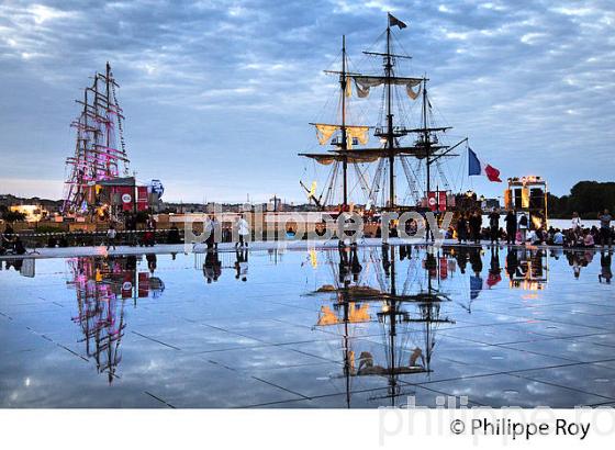 LE MIROIR D' EAU ET VOILIER, VIEUX GREEMENT A QUAI, BORDEAUX FETE LE VIN. (33F33809.jpg)