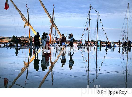 LE MIROIR D' EAU ET VOILIER, VIEUX GREEMENT A QUAI, BORDEAUX FETE LE VIN. (33F33810.jpg)
