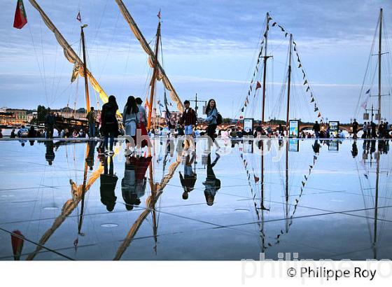 LE MIROIR D' EAU ET VOILIER, VIEUX GREEMENT A QUAI, BORDEAUX FETE LE VIN. (33F33810.jpg)