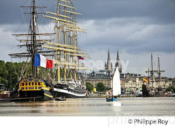 RASSEMBLEMENT  DE GRANDS VOILIERS DANS  LE PORT DE LA LUNE,  VILLE DE  BORDEAUX FETE LE VIN. (33F33824.jpg)