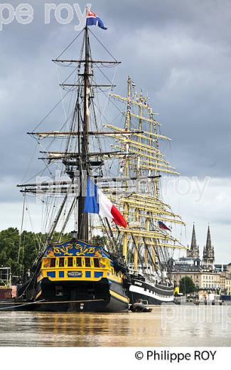 RASSEMBLEMENT  DE GRANDS VOILIERS DANS  LE PORT DE LA LUNE,  VILLE DE  BORDEAUX FETE LE VIN. (33F33902.jpg)