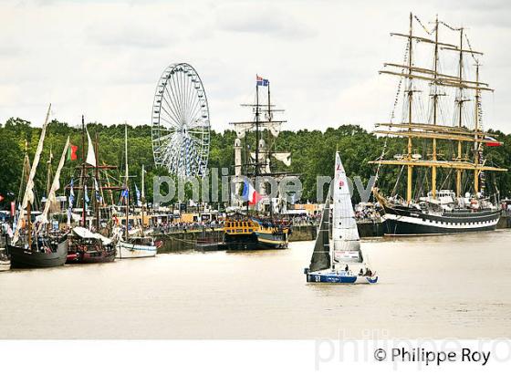 RASSEMBLEMENT  DE GRANDS VOILIERS DANS  LE PORT DE LA LUNE,  VILLE DE  BORDEAUX FETE LE VIN. (33F33919.jpg)
