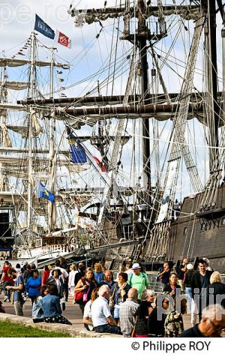 LE GALION EL GALEON, RASSEMBLEMENT  DE GRANDS VOILIERS DANS  LE PORT DE LA LUNE,  BORDEAUX FETE LE VIN, VILLE DE BORDEAUX. (33F33930.jpg)