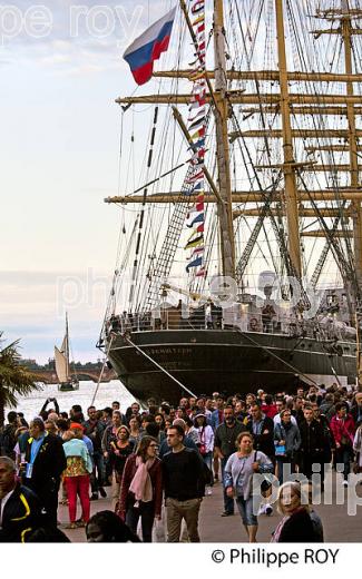 LE KRUZENSHTERN, RASSEMBLEMENT  DE GRANDS VOILIERS DANS  LE PORT DE LA LUNE,  BORDEAUX FETE LE VIN, VILLE DE BORDEAUX. (33F33933.jpg)