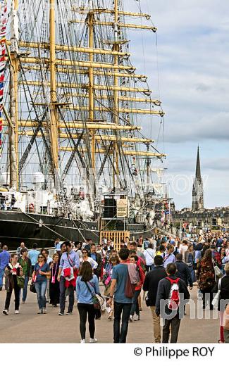 LE KRUZENSHTERN, RASSEMBLEMENT  DE GRANDS VOILIERS DANS  LE PORT DE LA LUNE,  BORDEAUX FETE LE VIN, VILLE DE BORDEAUX. (33F33934.jpg)