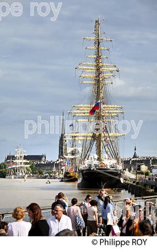 LE KRUZENSHTERN, RASSEMBLEMENT  DE GRANDS VOILIERS DANS  LE PORT DE LA LUNE,  BORDEAUX FETE LE VIN, VILLE DE BORDEAUX. (33F33935.jpg)