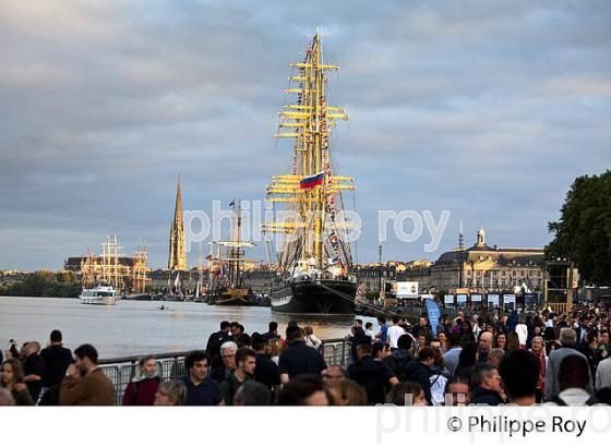 LE KRUZENSHTERN, RASSEMBLEMENT  DE GRANDS VOILIERS DANS  LE PORT DE LA LUNE,  BORDEAUX FETE LE VIN, VILLE DE BORDEAUX. (33F34004.jpg)