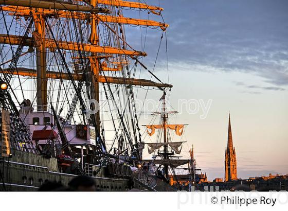 LE KRUZENSHTERN, RASSEMBLEMENT  DE GRANDS VOILIERS DANS  LE PORT DE LA LUNE,  BORDEAUX FETE LE VIN, VILLE DE BORDEAUX. (33F34005.jpg)