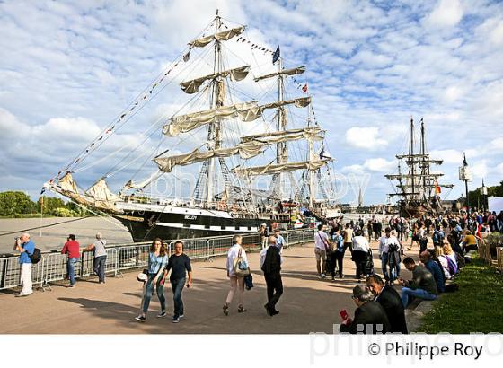 LE BELEM, RASSEMBLEMENT  DE GRANDS VOILIERS DANS  LE PORT DE LA LUNE,  VILLE DE  BORDEAUX FETE LE VIN. (33F34011.jpg)