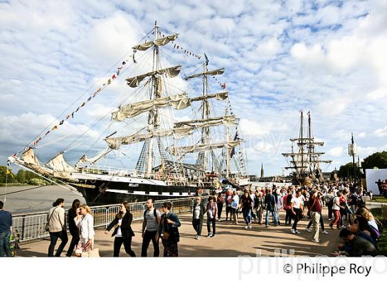 LE BELEM, RASSEMBLEMENT  DE GRANDS VOILIERS DANS  LE PORT DE LA LUNE,  VILLE DE  BORDEAUX FETE LE VIN. (33F34012.jpg)