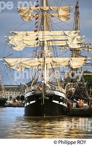 LE BELEM, RASSEMBLEMENT  DE GRANDS VOILIERS DANS  LE PORT DE LA LUNE,  VILLE DE  BORDEAUX FETE LE VIN. (33F34021.jpg)