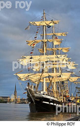 LE BELEM, RASSEMBLEMENT  DE GRANDS VOILIERS DANS  LE PORT DE LA LUNE,  VILLE DE  BORDEAUX FETE LE VIN. (33F34022.jpg)