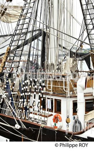 LE BELEM, RASSEMBLEMENT  DE GRANDS VOILIERS DANS  LE PORT DE LA LUNE,  VILLE DE  BORDEAUX FETE LE VIN. (33F34026.jpg)