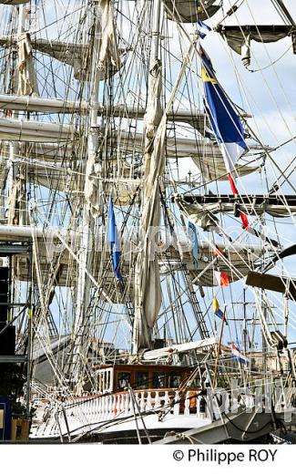 LE BELEM, RASSEMBLEMENT  DE GRANDS VOILIERS DANS  LE PORT DE LA LUNE,  VILLE DE  BORDEAUX FETE LE VIN. (33F34030.jpg)