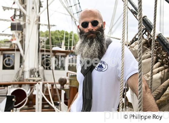 GWELTAZ THIRION , CAPITAINE DU  LE BELEM,  RASSEMBLEMENT  DE GRANDS VOILIERS DANS  LE PORT DE LA LUNE, BORDEAUX FETE LE VIN, VILLE DE BORDEAUX. (33F34034.jpg)