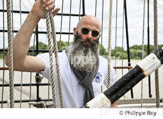 GWELTAZ THIRION , CAPITAINE DU  LE BELEM,  RASSEMBLEMENT  DE GRANDS VOILIERS DANS  LE PORT DE LA LUNE, BORDEAUX FETE LE VIN, VILLE DE BORDEAUX. (33F34035.jpg)