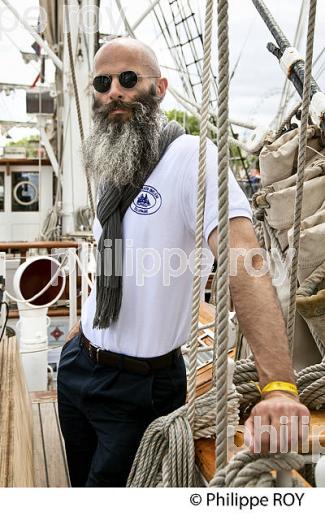 GWELTAZ THIRION , CAPITAINE DU  LE BELEM,  RASSEMBLEMENT  DE GRANDS VOILIERS DANS  LE PORT DE LA LUNE, BORDEAUX FETE LE VIN, VILLE DE BORDEAUX. (33F34037.jpg)