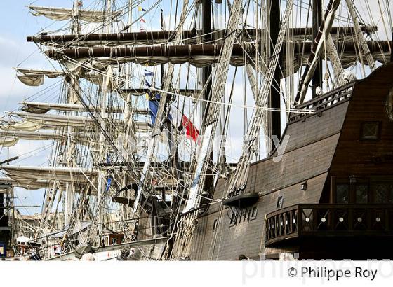 LE GALION   EL GALEON, RASSEMBLEMENT  DE GRANDS VOILIERS DANS  LE PORT DE LA LUNE,  BORDEAUX FETE LE VIN, VILLE DE BORDEAUX. (33F34040.jpg)